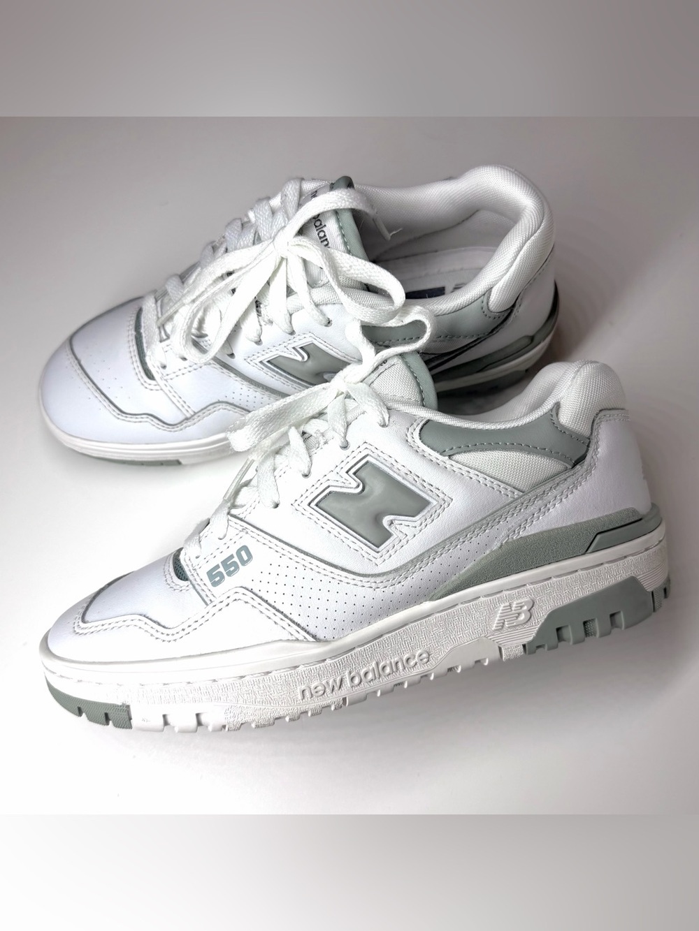 New Balance Unisex 550 White and Light Gray Athletic Sneakers Size- W 7 / M 5.5
